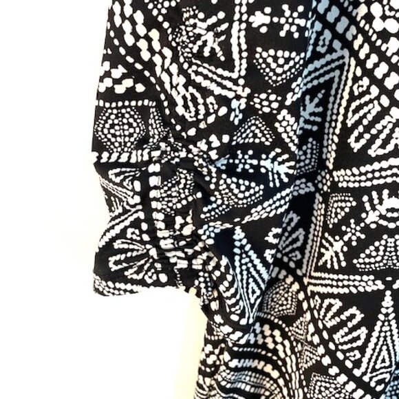 AB Studio Black & White Swing Dress with Side Pockets and 3/4 Sleeves - Picture 3 of 6